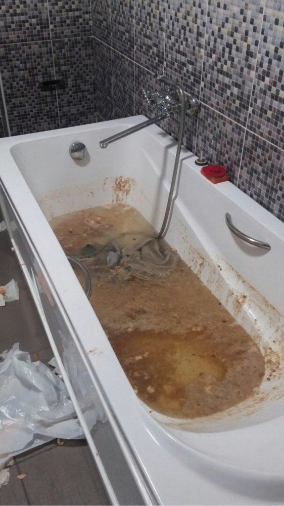 "А как вы проводите вечер?": Ангарский депутат выложил фото полной дорогого шампанского ванны