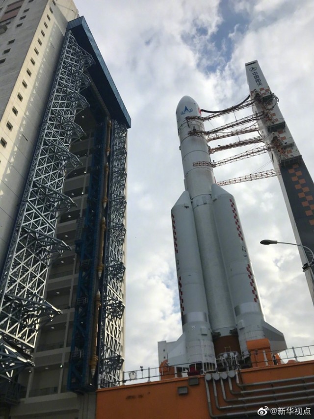 Ракета для лунной миссии «Чанъэ-5» установлена на стартовой площадке космодрома Вэньчан