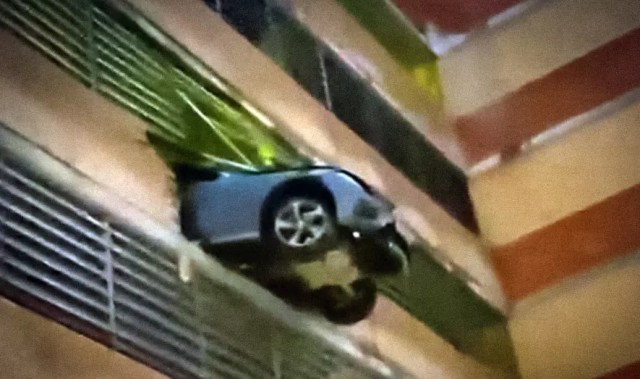 В Подмосковье женщина на «Мерседесе» случайно припарковалась так, что получилась инсталляция