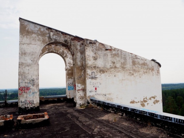 Огромное здание заброшенного санатория МО в г. Калязин