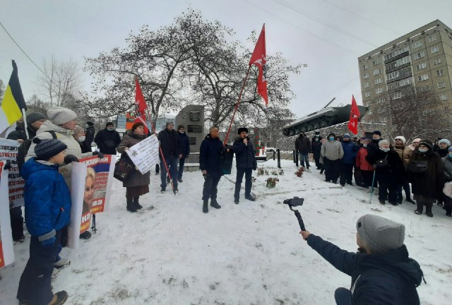 Для них подготовили автозак. Сотни жителей Первоуральска вышли на митинг против QR-кодов