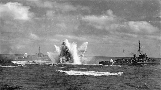 Немецкая подлодка на буксире у американского авианосца. Захват U-505