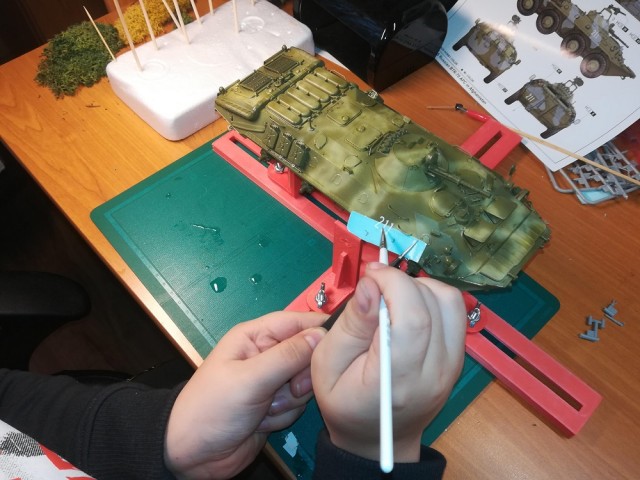Клеим танчики