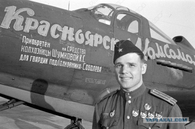 Как ни странно, но к восстановленному барельефу "диктатора" И.В.Сталина люди активно несут цветы