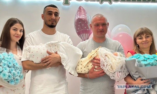 Семейный подряд: 43-летняя мать и её 24-летняя дочь родили малышек с разницей в один день