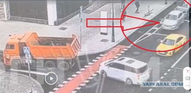 Самосвал сбил самокатчицу на Малой Дмитровке в Москве