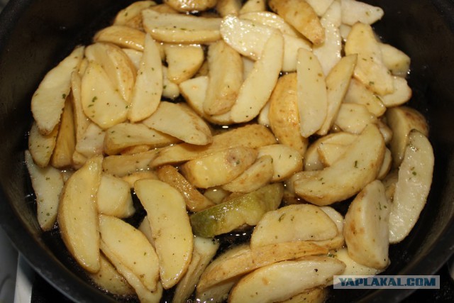 Стейк с картошкой и зеленью