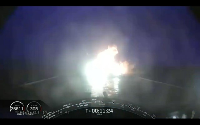 SpaceX успешно запустила Falcon Heavy. При посадке центральный блок потерпел аварию