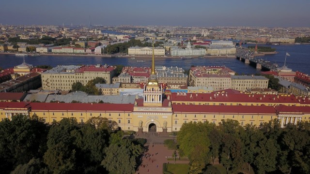 В  Ленинграде городе, у семи углов