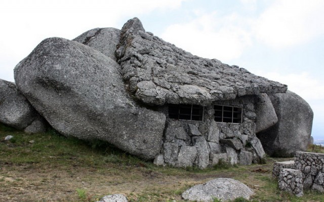 Дом, основой которого стали огромные валуны (Casa do Penedo, Португалия)