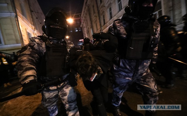 Почти 500 ученых выступили против применения силы на акциях протеста