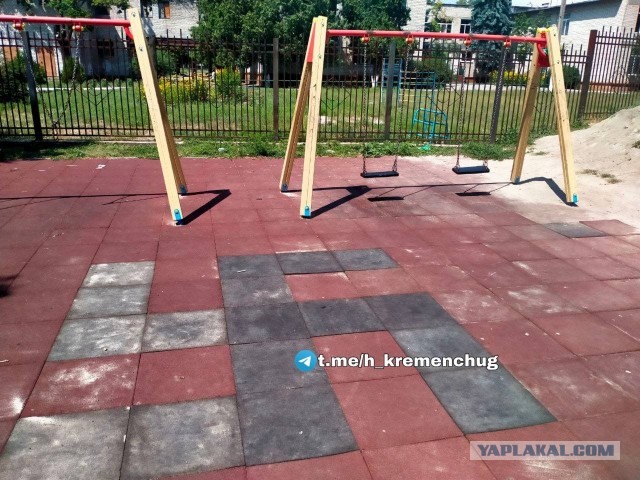 В Киеве какие-то парни докопались до мужика, у которого на футболке был изображён герб России, и заставили его её снять.