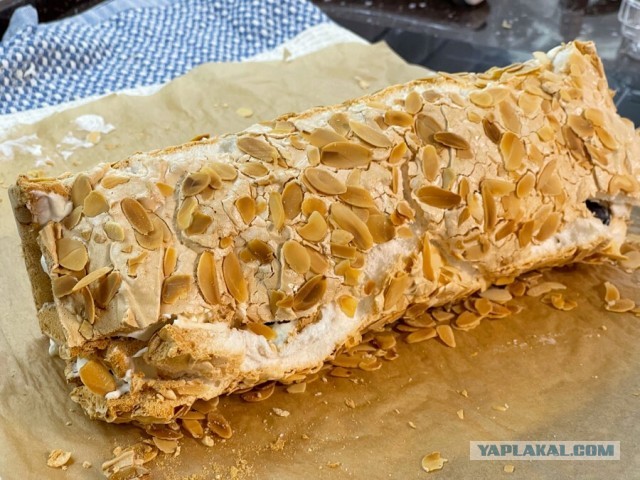 Рулет меренговый