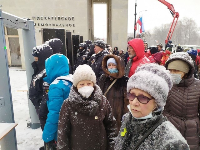 Пожилых блокадников не пустили на Пискаревское кладбище в день освобождения Ленинграда
