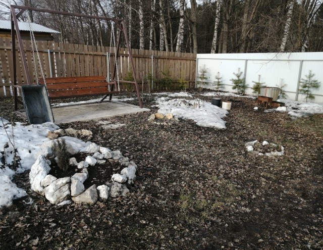 Вот живет себе человек, живет, а потом бац, у него появляется дача. И это всё. Начало конца.