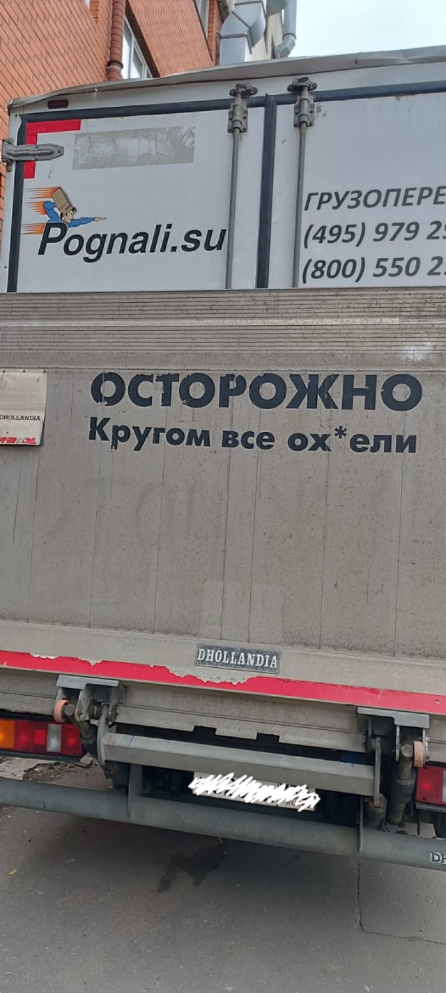 Машина в соседнем ряду притормозила перед "зеброй"? Надо срочно притопить!