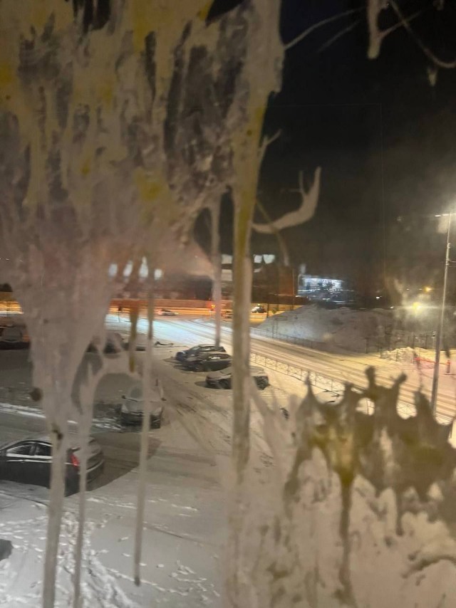 В Петербурге влюбленный таксист закидал яйцами окна пассажирки после ее отказа встречаться