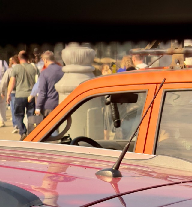 Игрушка в машине.