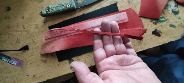 Вот такую кракозябру сделал .Не спрашивайте зачем , просто попросили . Из хорошего я понял для чего это отверстие ) Просто если что то хотите резать , на плоскости . Очень удобная штука с таким отверстием под палец