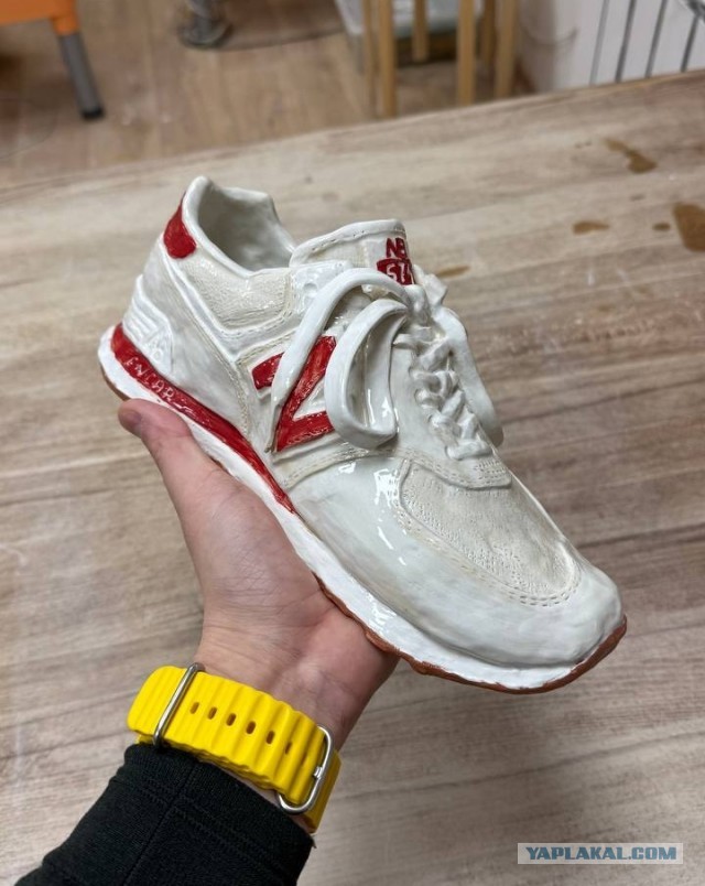 Керамический кроссовок в натуральную величину или как я дарил подарок