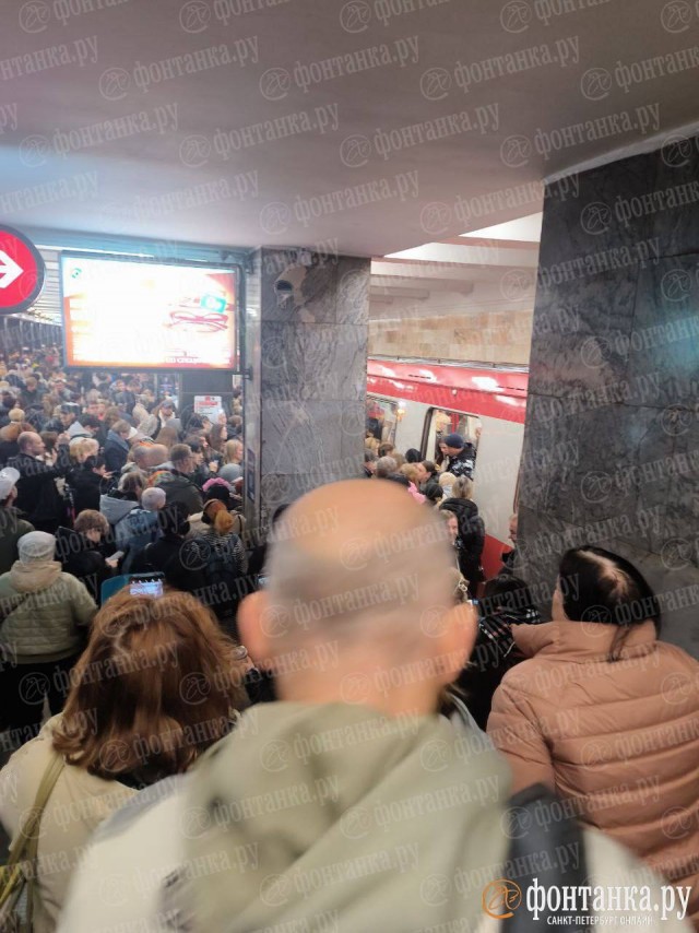 В питерском метро полный КОЛЛАПС — на вход закрыты сразу четыре станции