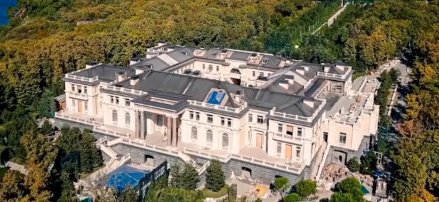Послы США, Великобритании и стран ЕС возложили цветы к могиле Навального