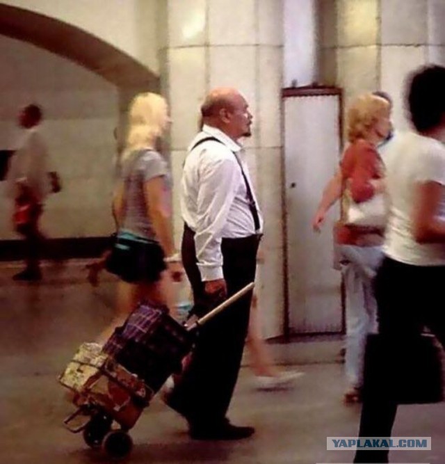 Пассажиры в метро.