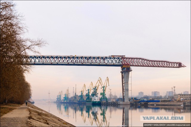 Как живут люди над головой которых возводят дорогу
