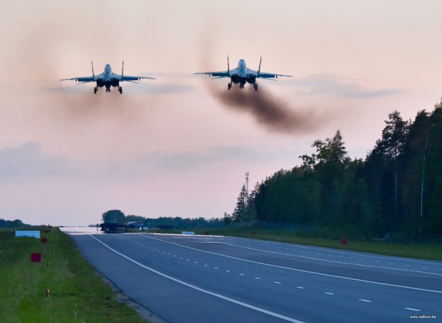 На трассу М4 садятся боевые самолеты