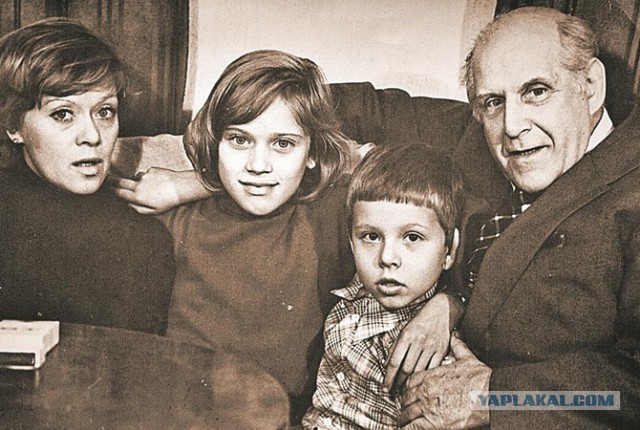 Яблоко от яблони или след в след по родительским стопам