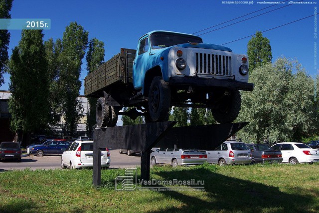 Автомобили на постаменте