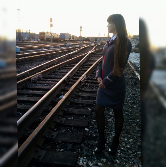 Приятные взгляду сотрудницы железной дороги