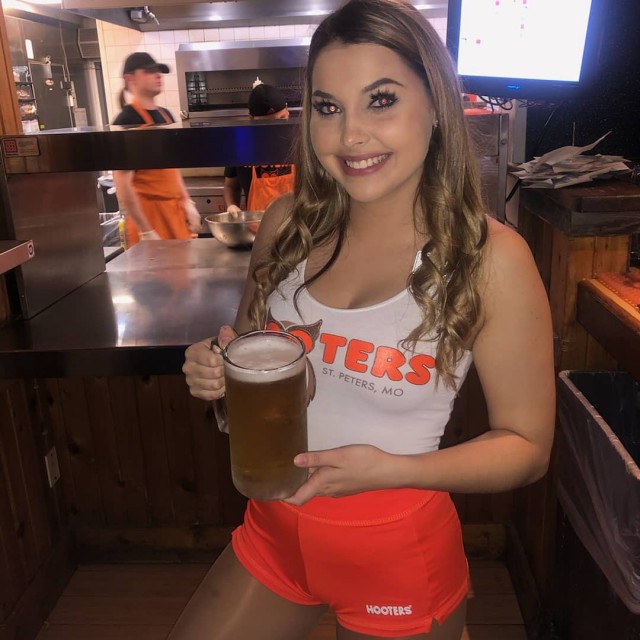 Сексуальные официантки Hooters