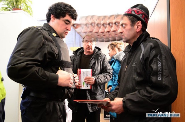 Фотожаба: Приставы и страховщики.