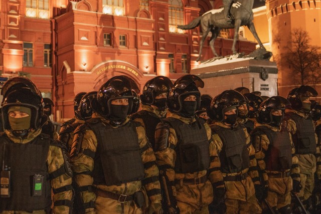 "Страна, которой нет" и "Полная дичь". Фото силовиков на фоне вывесок и надписей