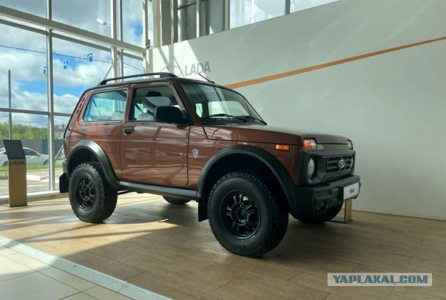 У дилеров Lada появились первые новые Niva Bronto: почти миллион рублей