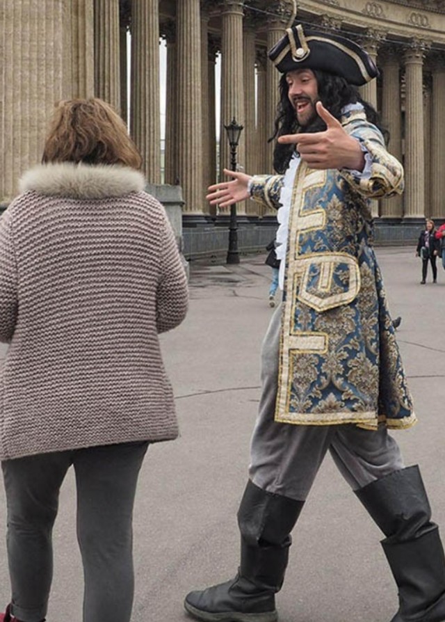 Сидят девчонки такие в кафе, а тут бац...