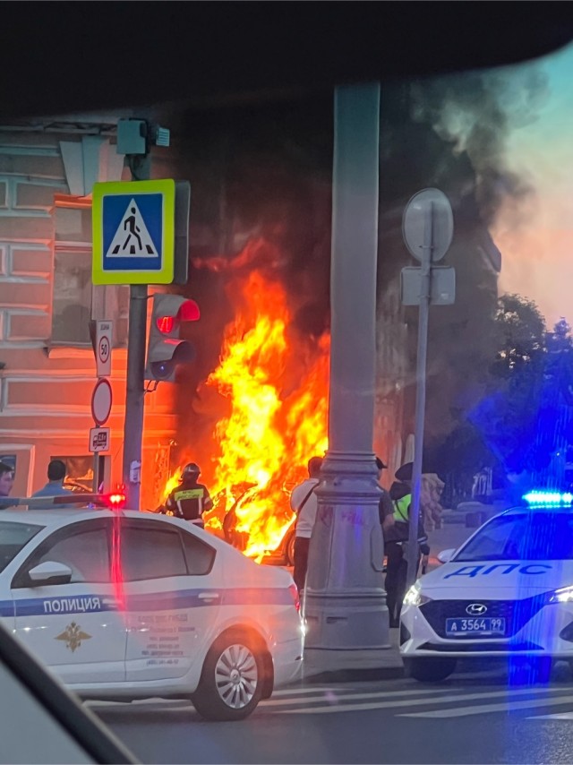 Водитель Mercedes не справился с управлением и влетел в стену жилого дома на Зубовском бульваре в центре Москвы.