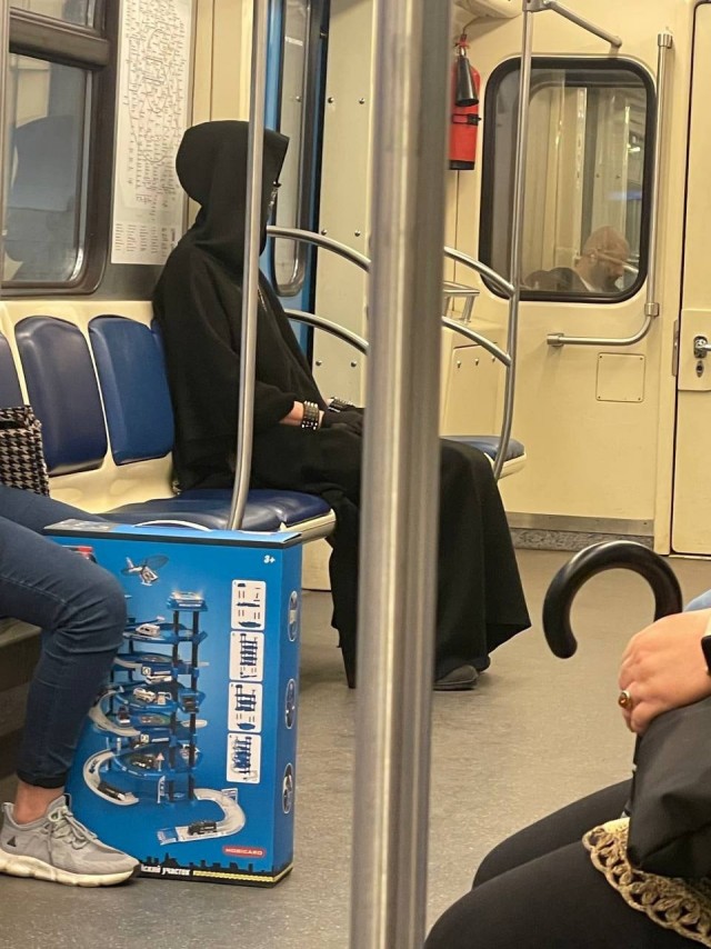 Свежая порция "модников" из нашего метро
