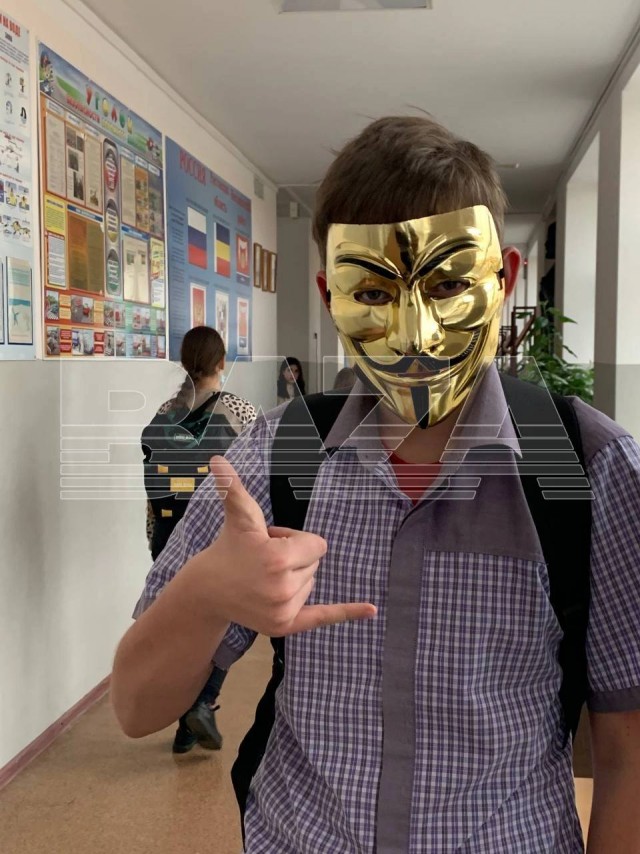 Подросток с ножом ранил родителя одного из учеников и трех работников школы в хуторе Красный Десант