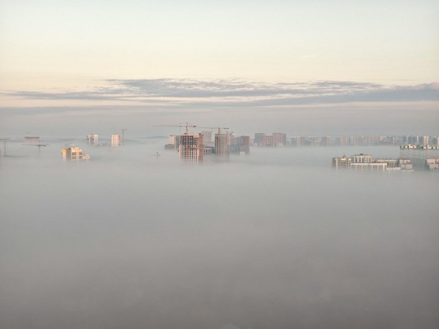 Екатеринбург накрыло одеялом густого тумана этим утром.