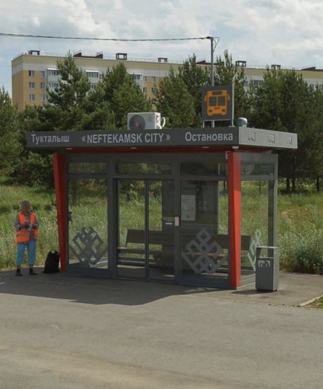 В Омске сделали тёплую остановку для людей, но туда ворвались плохие животные