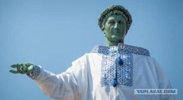 В Киеве демонтировали памятник Михаилу Булгакову