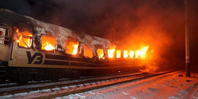 ВСУ атаковали в Крыму пассажирский поезд «Москва — Симферополь». Есть погибший