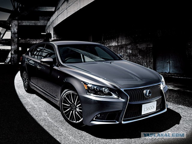 Леворульная Toyota Crown - специально для Китая.