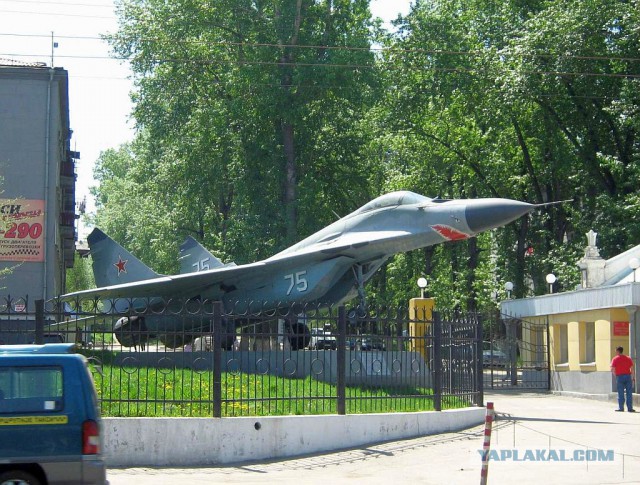 Самолет во дворе