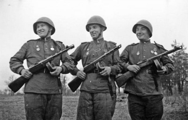И чёрный нож вонзил в фашиста...