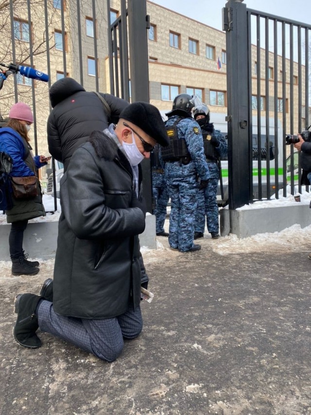 А еще ж не весна... Мужчина у Бабушкинского суда упал на колени и начал молиться, чтобы люди перестали поддерживать Навального