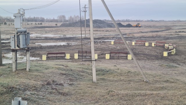 На окраине Кургана у обочины трассы установили 9 лавочек и 18 урн