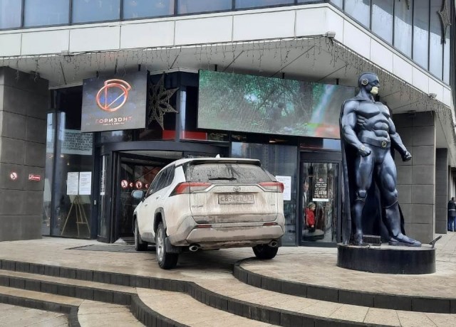 В Ростове предлагают разрушить памятник Бэтмену